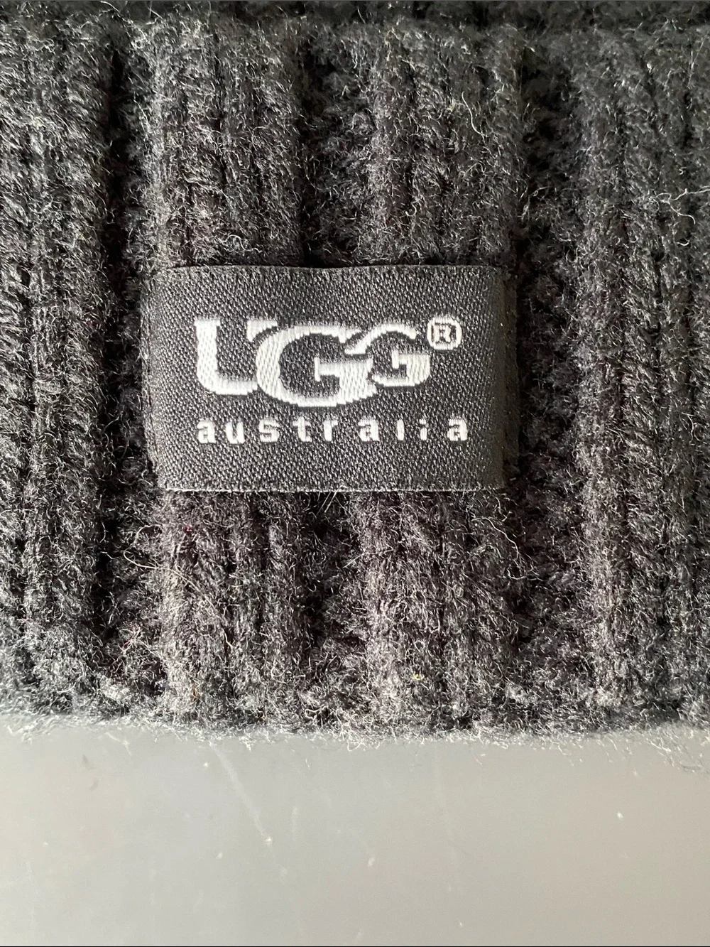 UGG Australia Black Knit Beanie Brown Faux-Fur Pom OS Lined Outdoor Casual Chic